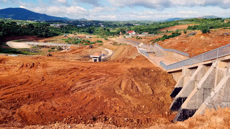 Sườn đồi vai phải đập tại công trình hồ chứa nước Đông Thanh xuất hiện một số vết nứt. Sườn đồi vai phải đập tại công trình hồ chứa nước Đông Thanh xuất hiện một số vết nứt.