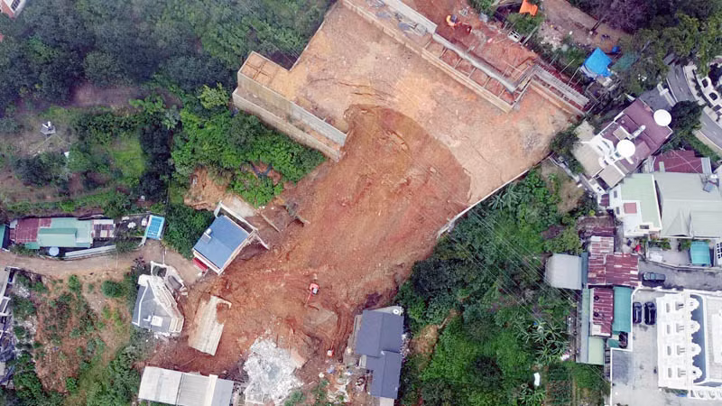 Hiện trường vụ sạt lở nghiêm trọng tại phường 10, thành phố Đà Lạt vào rạng sáng 29/6.