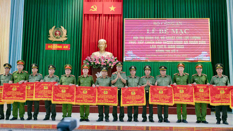Ban tổ chức trao giải toàn đoàn cho các đội thi.