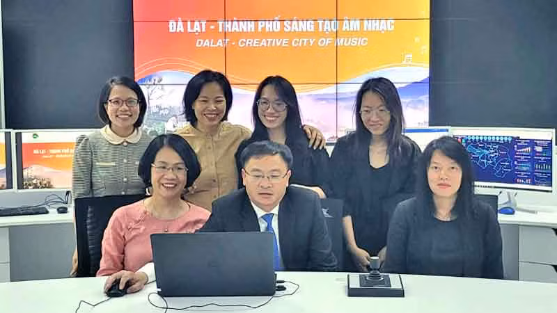 Lãnh đạo thành phố bấm nút gửi hồ sơ đăng ký Đà Lạt gia nhập UCCN.