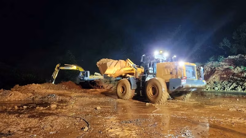 Huy động phương tiện xử lý hiện trường.