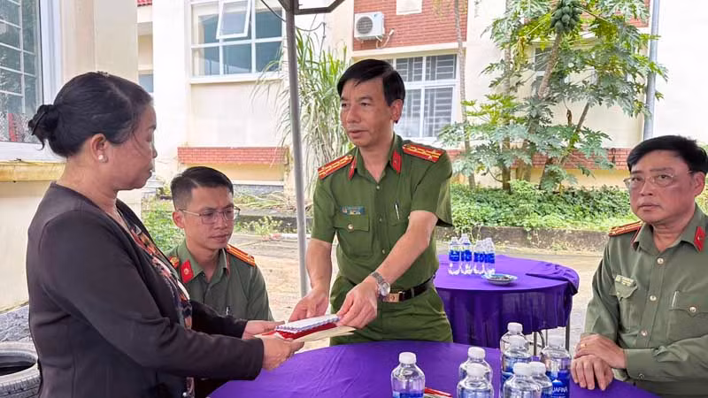 Đại tá Đinh Xuân Huy, Phó Giám đốc Công an tỉnh Lâm Đồng cùng đoàn công tác đến thăm viếng, chia buồn cùng thân nhân gia đình anh Phạm Ngọc Anh.