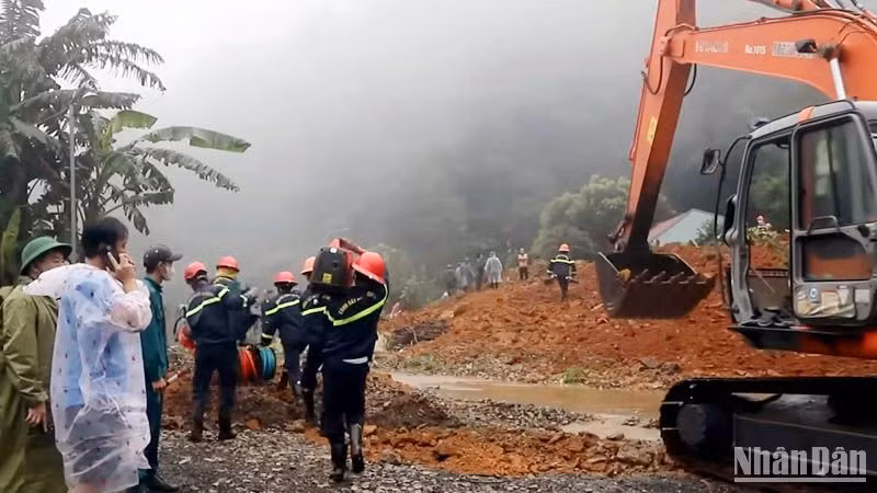 Các lực lượng triển khai công tác cứu nạn, cứu hộ vụ sạt lở trên đèo Bảo Lộc vào ngày 30/7. 