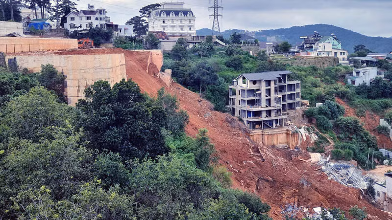 Việc cho đổ sập đoạn ta-luy nằm trong phương án xử lý khắc phục hậu quả của cơ quan chức năng.