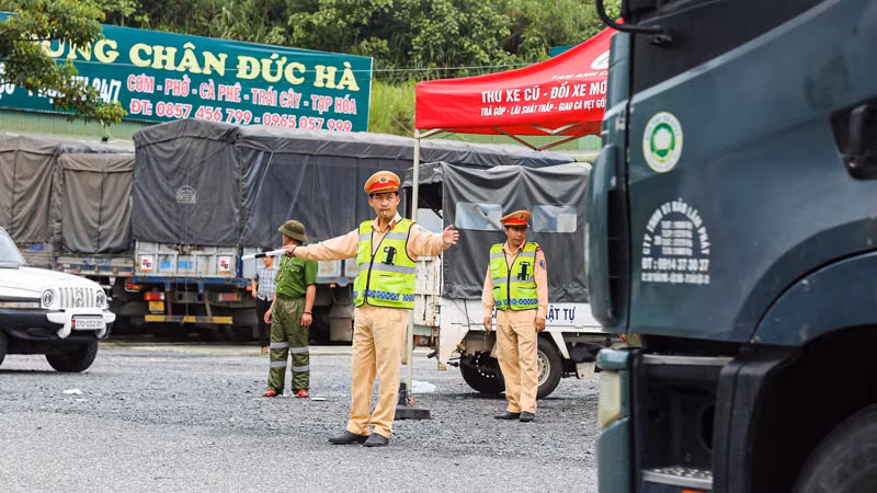 Lực lượng cảnh sát giao thông ứng trực điều tiết giao thông qua đèo Bảo Lộc.