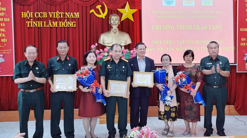 Hội Cựu chiến binh tỉnh Lâm Đồng trao thư và hoa cảm ơn Ban tổ chức chương trình.