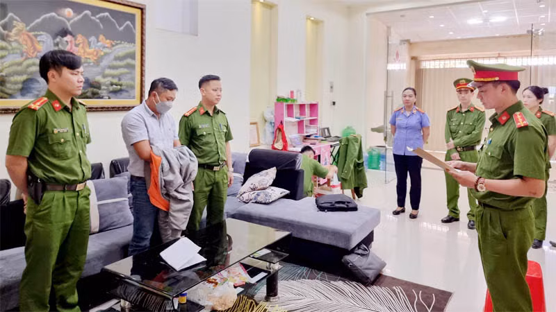 Cơ quan chức năng đọc lệnh khởi tố bị can Nguyễn Anh Dũng. (Ảnh: Công an cung cấp)