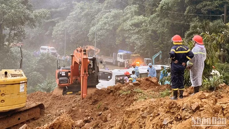 Hiện trường vụ sạt lở nghiêm trọng trên đèo Bảo Lộc.