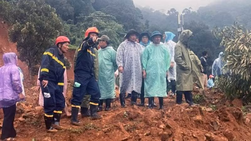 Bí thư Tỉnh ủy Lâm Đồng Trần Đức Quận đến hiện trường chỉ đạo việc tìm kiếm các nạn nhân bị mất tích. (Ảnh: NH-LT)