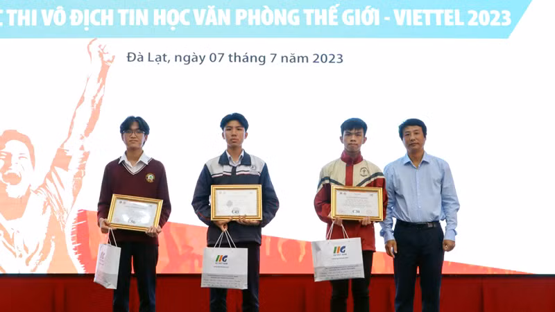 Ban tổ chức trao giải cho các thí sinh đạt giải tại Vòng chung kết quốc gia Cuộc thi vô địch Tin học văn phòng thế giới - Viettel 2023.