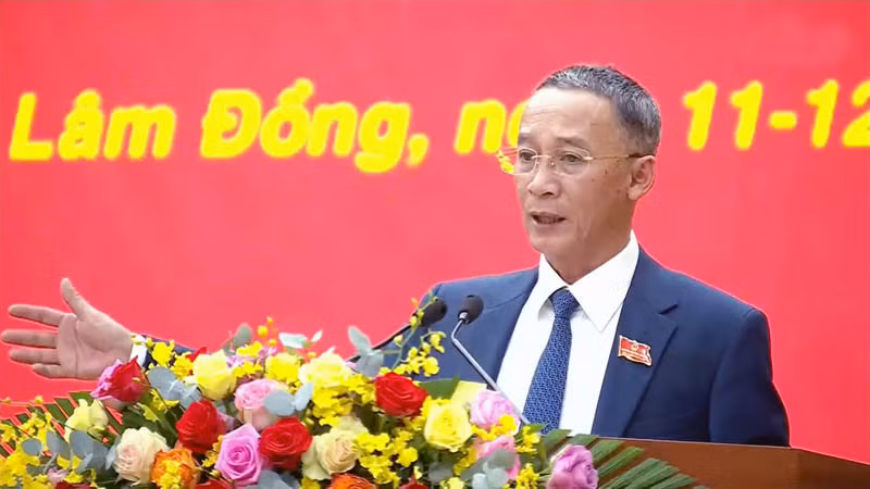 Chủ tịch Ủy ban nhân dân tỉnh Lâm Đồng Trần Văn Hiệp phát biểu ý kiến tại Kỳ họp thứ 10.