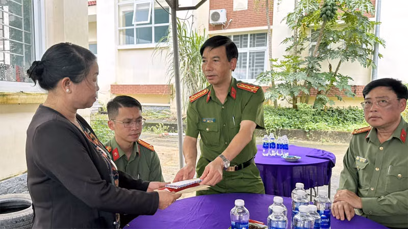 Đại diện Ban Giám đốc Công an tỉnh Lâm Đồng thăm viếng, chia buồn cùng gia đình anh Phạm Ngọc Anh.
