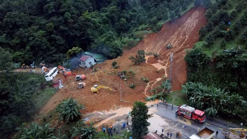 Toàn cảnh vụ sạt lở nghiêm trọng trên đèo Bảo Lộc.