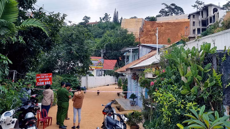 Hiện trường được phong tỏa, người dân đã được di dời để bảo đảm an toàn.