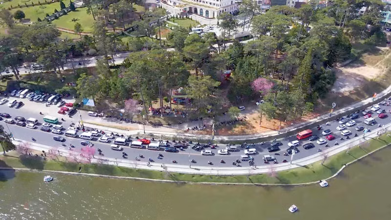 Cung đường vào trung tâm thành phố Đà Lạt mùa du lịch.