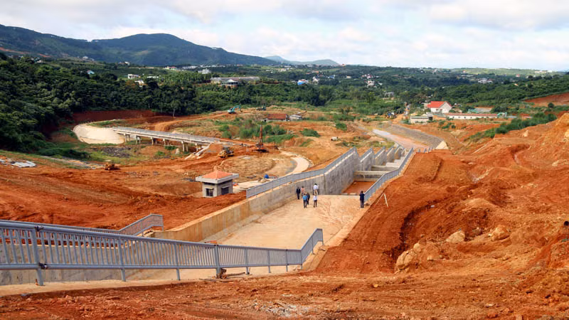 Công trình hồ chứa nước Đông Thanh tạm dừng thi công để xử lý tình trạng sụt lún, sạt trượt đất. Công trình hồ chứa nước Đông Thanh tạm dừng thi công để xử lý tình trạng sụt lún, sạt trượt đất.