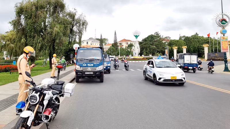 Lực lượng chức năng kiểm tra xe chở vật liệu xây dựng vào khu vực trung tâm thành phố Đà Lạt (Ảnh chụp chiều 13/7).