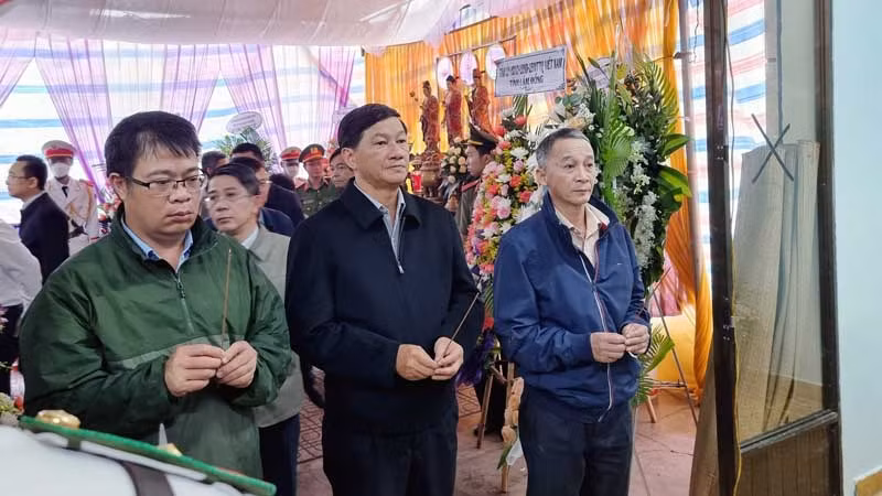 Lãnh đạo tỉnh Lâm Đồng thăm viếng Đại úy Lê Ánh Sáng.