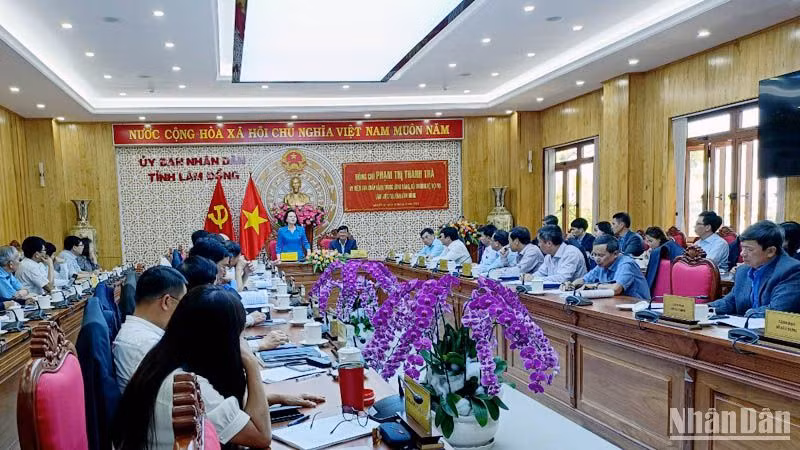 Quang cảnh buổi làm việc.