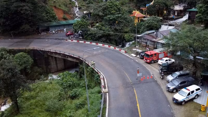 Tạm thời đóng đèo Bảo Lộc để xử lý hiện trường sạt lở.