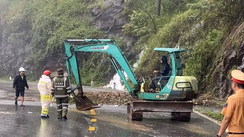 Xử lý hiện trường sạt lở trên đèo Bảo Lộc.