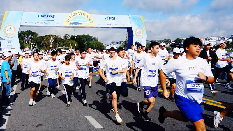 Các vận động viên tranh tài ở đường chạy bên hồ Xuân Hương, thành phố Đà Lạt.