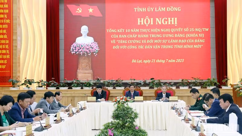 Các đồng chí lãnh đạo tỉnh Lâm Đồng chủ trì hội nghị. 