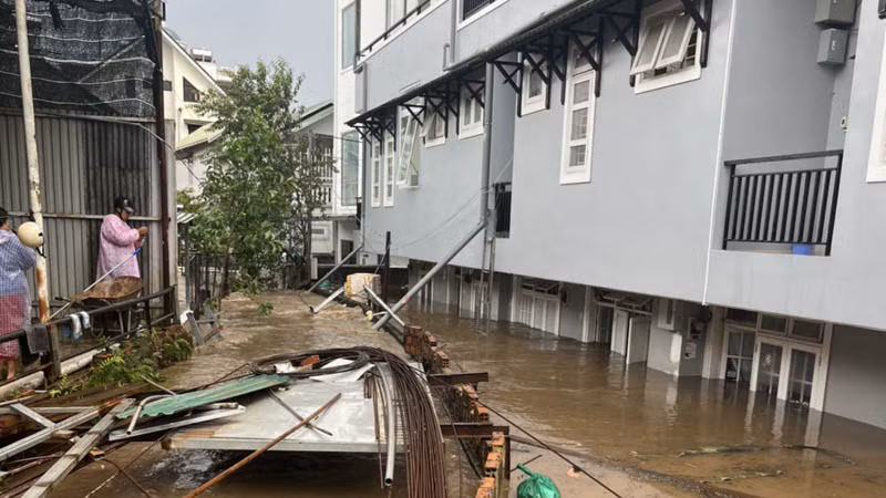 Một khu nhà trọ trên đường Nguyễn Trãi, phường 10, thành phố Đà Lạt, bị ngập nặng.