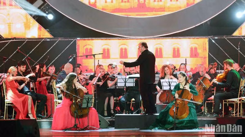 Dàn nhạc giao hưởng nổi tiếng quốc tế Bucharest Symphony Orchestra (Romania) tại Lễ hội âm nhạc quốc tế Hoa Sen SoundFest 2023, tổ chức lần đầu tại Đà Lạt.