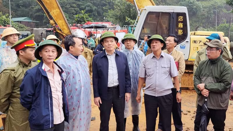 Phó Thủ tướng Trần Lưu Quang và lãnh đạo tỉnh Lâm Đồng tại hiện trường vụ sạt lở.