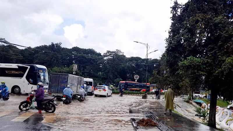 Cung đường quanh hồ Xuân Hương, thành phố Đà Lạt, bị ngập cục bộ.