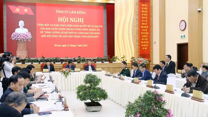 Đại biểu phát biểu ý kiến tham luận tại hội nghị.