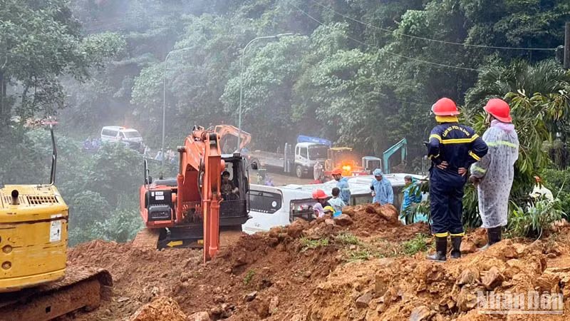 Hiện trường vụ sạt lở nghiêm trọng trên đèo Bảo Lộc ngày 30/7.