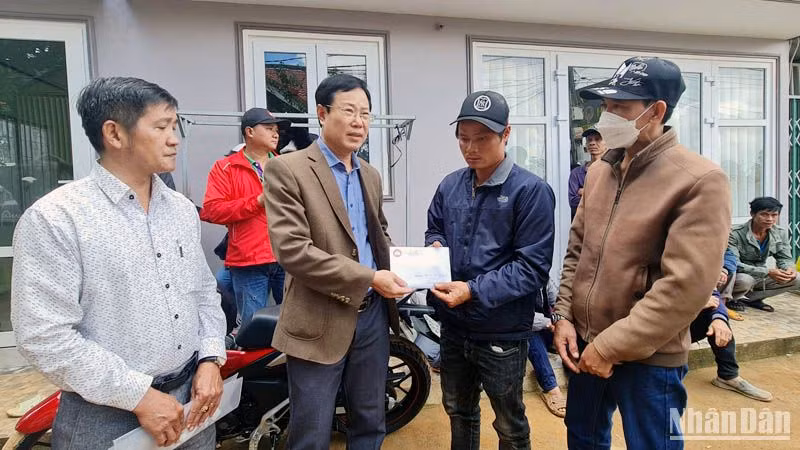 Chủ tịch Ủy ban Mặt trận Tổ quốc Việt Nam tỉnh Lâm Đồng Phạm Triều thăm hỏi, hỗ trợ gia đình 2 nạn nhân bị vùi lấp trong vụ sạt lở.