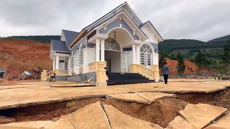 Liên quan tình trạng sụt lún, sạt trượt đất tại thôn Đông Anh, xã Đông Thanh, huyện Lâm Hà, gần khu vực dự án hồ chứa nước Đông Thanh như Báo Nhân Dân đã thông tin, địa phương đã di dời 4 hộ dân. Liên quan tình trạng sụt lún, sạt trượt đất tại thôn Đông Anh, xã Đông Thanh, huyện Lâm Hà, gần khu vực dự án hồ chứa nước Đông Thanh như Báo Nhân Dân đã thông tin, địa phương đã di dời 4 hộ dân.