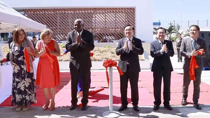 Chủ tịch Quốc hội Vương Đình Huệ và Chủ tịch Quốc hội Cuba Esteban Lazo Hernandez cắt băng khánh thành nhà máy bột giặt Suchel-TBV . (Ảnh: Doãn Tấn/TTXVN)