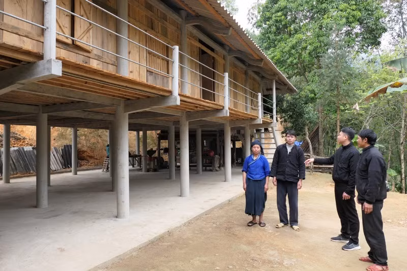 Gia đình anh Vàng Seo Phúc, thôn Cóc Mùi Hạ, xã Pố Lồ, huyện Hoàng Su Phì, tỉnh Hà Giang dựng ngôi nhà sàn mới từ vốn của Chương trình Mục tiêu quốc gia về phát triển kinh tế-xã hội vùng đồng bào dân tộc thiểu số và miền núi. (Ảnh: Khánh Toàn)