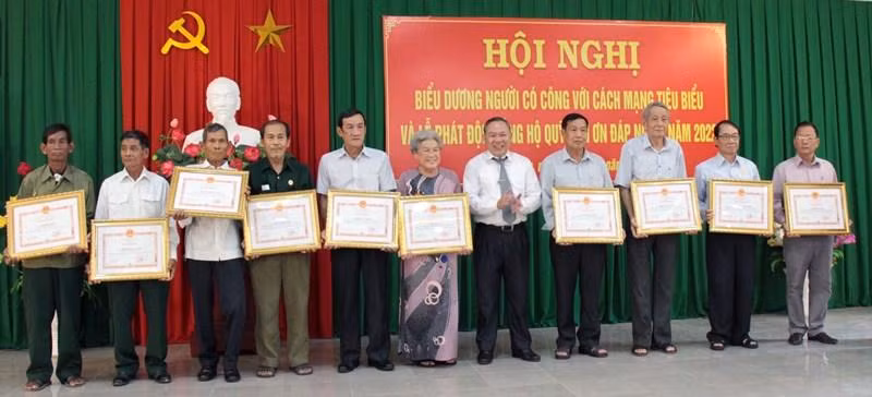 Trao Bằng khen của Chủ tịch Ủy ban nhân dân tỉnh Ninh Thuận tặng các cá nhân người có công với cách mạng tiêu biểu năm 2022.