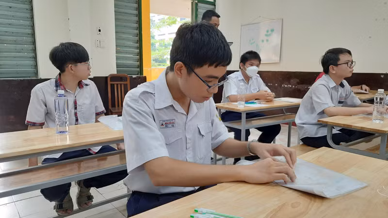 Các thí sinh sẵn sàng cho môn thi đầu tiên.