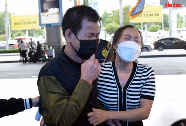 Chị Trần Thị Tình, vợ của thuyền trưởng tàu cá QNa 95005 TS Trần Văn Mạnh rơi nước mắt trong giây phút được gặp lại chồng.