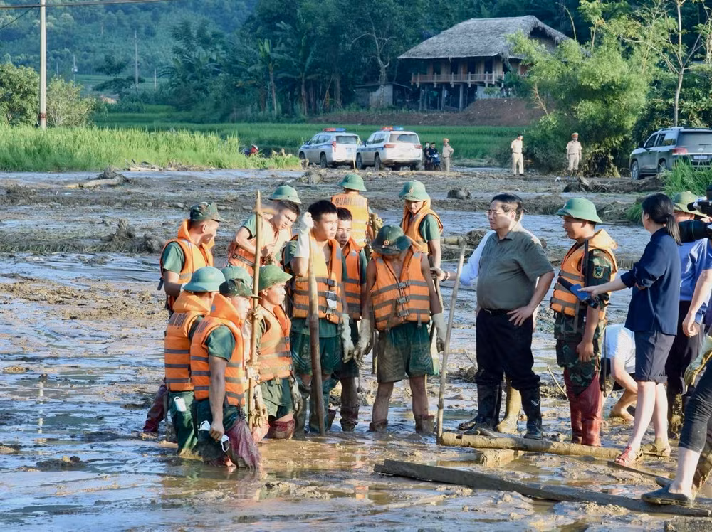 Thủ tướng Phạm Minh Chính thăm hỏi, động viên lực lượng quân đội đang tìm kiếm người mất tích vì lũ quét tại làng Nủ, huyện Bảo Yên, tỉnh Lào Cai.