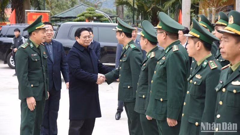 Thủ tướng Phạm Minh Chính thăm cán bộ, chiến sĩ Đồn Biên phòng Tà Lùng. 