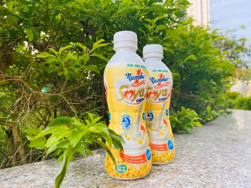 Phiên bản chai mới của Number 1 Soya Canxi mang đến sự tiện dụng cho người dùng. Phiên bản chai mới của Number 1 Soya Canxi mang đến sự tiện dụng cho người dùng.