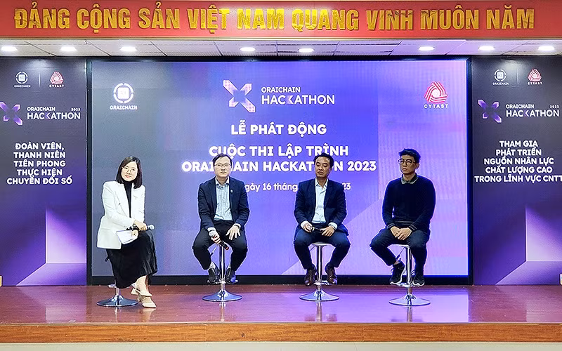 Các thành viên Ban Tổ chức thông tin về Cuộc thi Oraichain Hackathon lần thứ II, năm 2023.