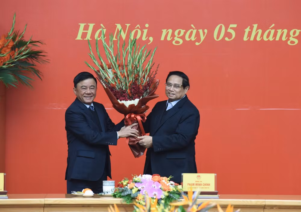 Thường trực Ban Bí thư Trần Cẩm Tú tặng hoa chúc mừng Đảng bộ Chính phủ.
