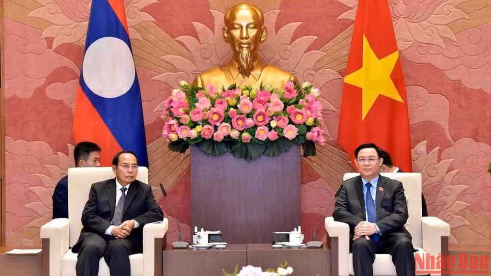 Chủ tịch Quốc hội Vương Đình Huệ và Thường trực Ban Bí thư, Phó Chủ tịch nước CHDCND Lào Bounthong Chitmany tại buổi tiếp. (Ảnh: DUY LINH)