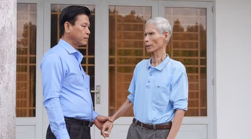 Phó Chủ tịch Ủy ban MTTQ tỉnh Bà Rịa-Vũng Tàu Trần Văn Lợi khảo sát ý kiến tại gia đình ông Trần Văn Bôn, phường Hắc Dịch, thị xã Phú Mỹ. 