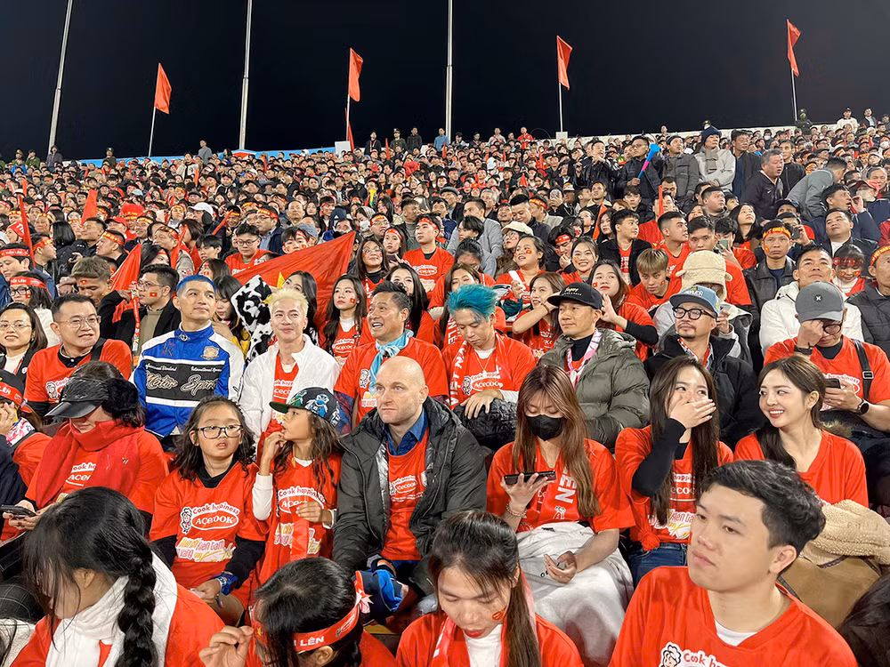 Người hâm mộ cổ vũ cho đội tuyển Việt Nam tại sân vận động Phú Thọ.