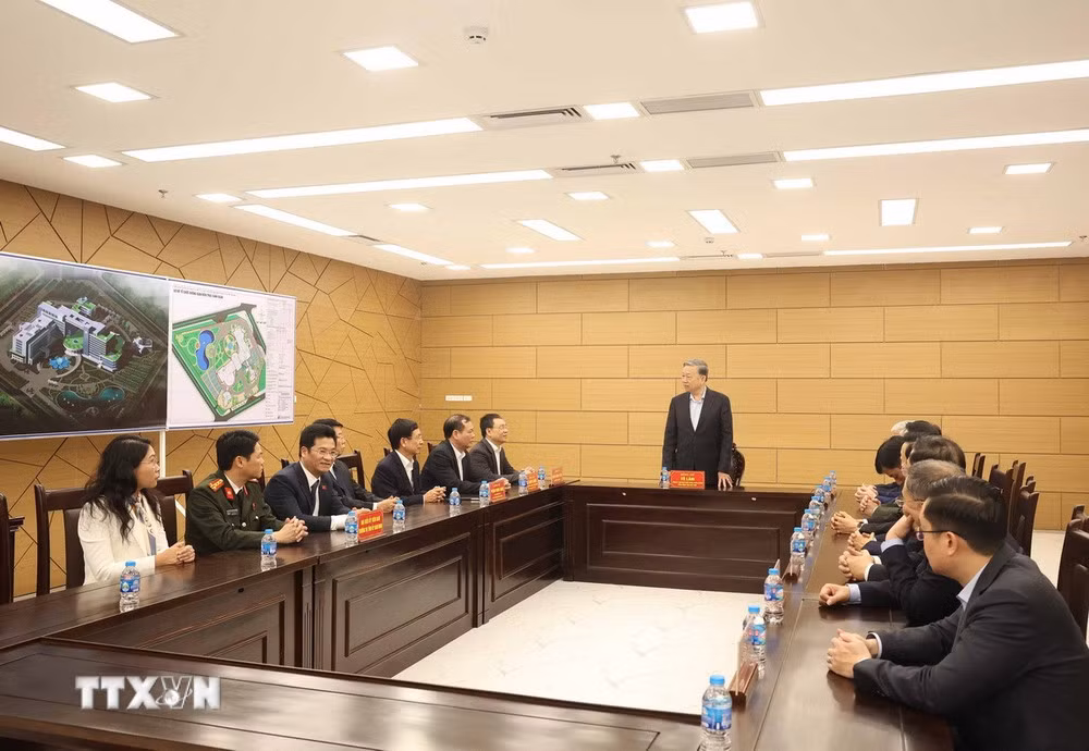 Tổng Bí thư Tô Lâm nói chuyện với Ban Giám đốc Bệnh viện đa khoa tỉnh Nam Định. (Ảnh: Thống Nhất/TTXVN)