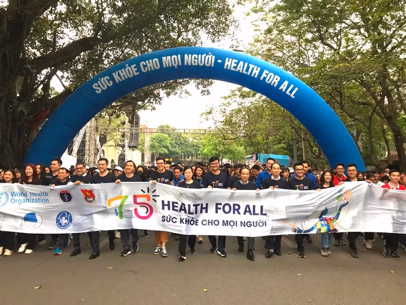 Các đại biểu cùng đông đảo học sinh, sinh viên và người dân trên địa bàn Hà Nội hưởng ứng đi bộ vì sức khỏe người dân.